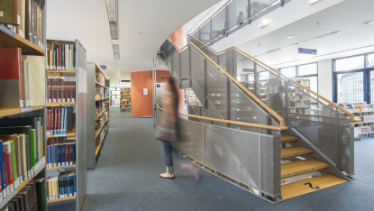 Bibliothekstour Frau in der Biblitohek