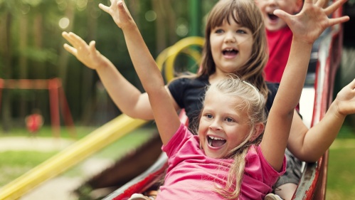 Kinder rutschen auf einem Spielplatz (Foto: gpointstudio/shutterstock) Kinder rutschen auf einem Spielplatz (Foto: gpointstudio/shutterstock)
