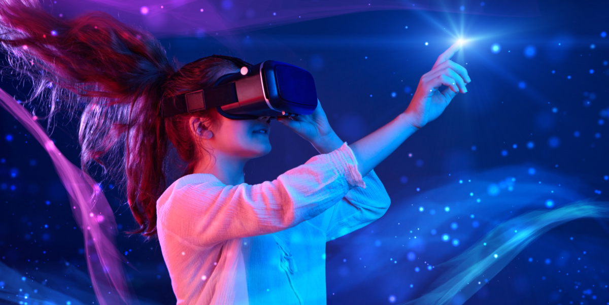 VR-Brille Mädchen mit VR-Brille im Gesicht