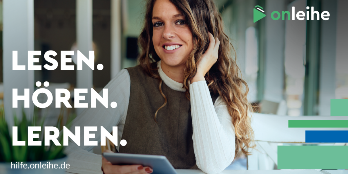 Eine junge Frau hält ein Tablet und lächelt. Eine junge Frau hält ein Tablet und lächelt.